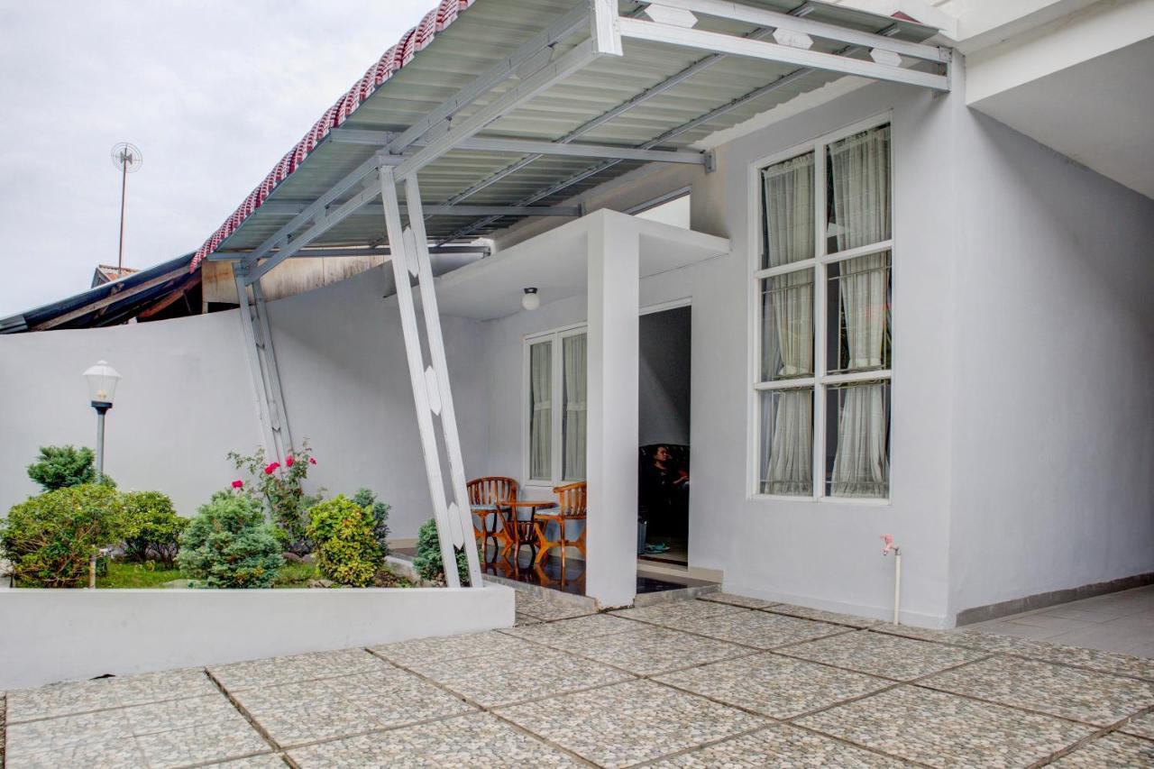 Oyo 3690 Wisma Yani Syariah Padang  Buitenkant foto